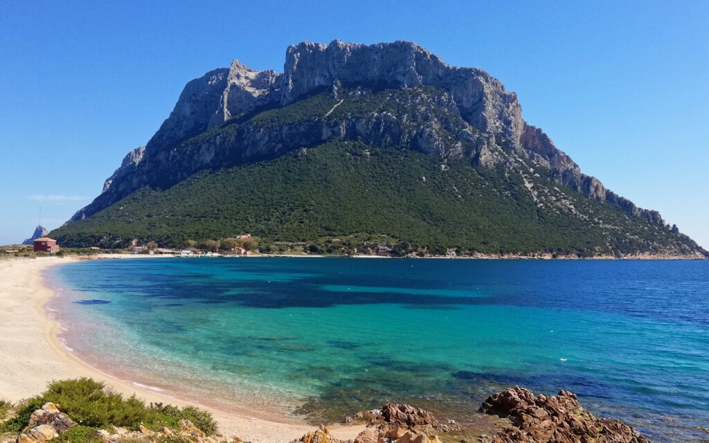 Isola di Tavolara vista dalla spiaggia